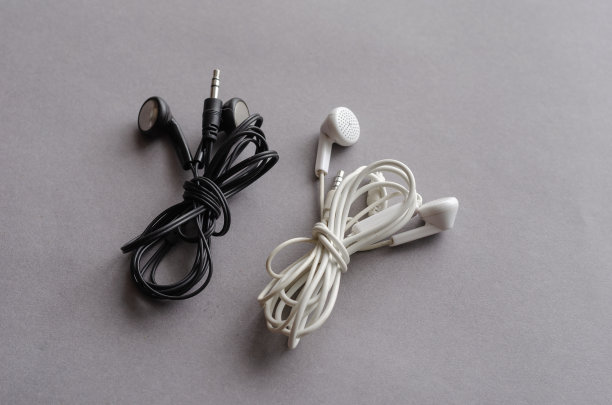 一副耳机，一个耳机对面的灰色背景图片下载