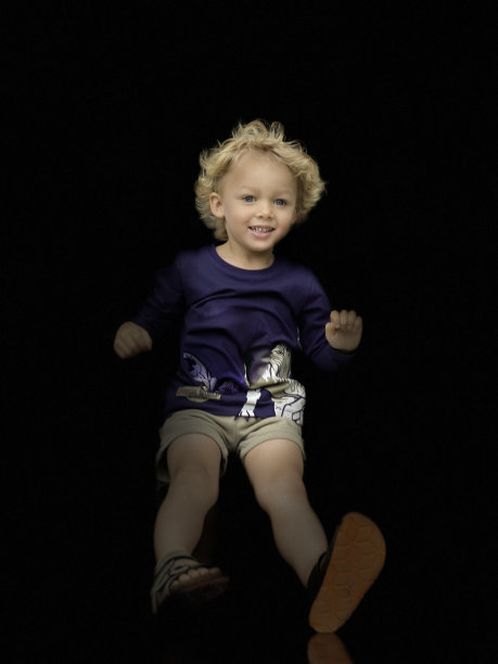 滑动蹒跚学步的小男孩图片下载