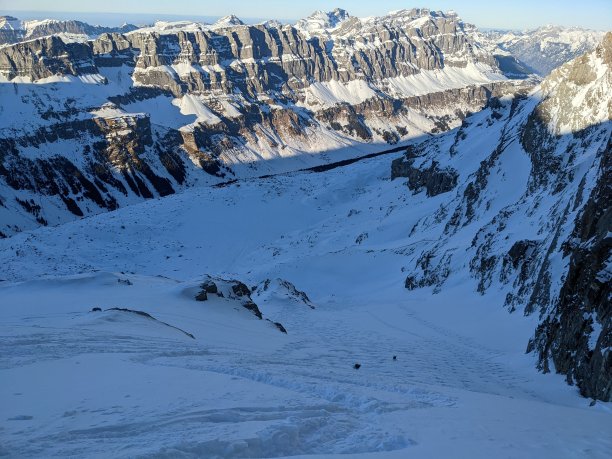 从图菲尔斯约克山向下到冰川积雪的美丽的深雪足迹。Uri格拉鲁斯瑞士图片下载