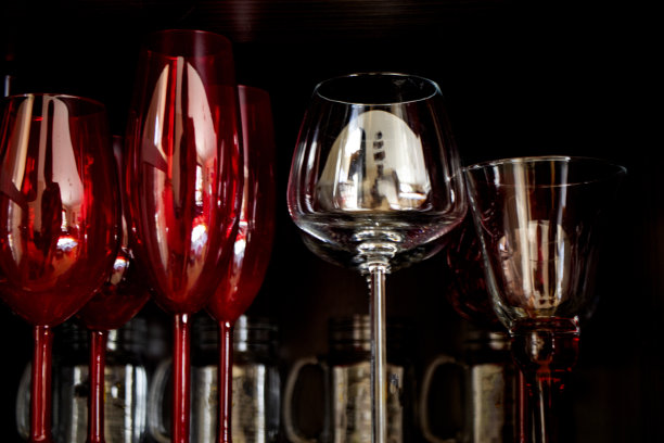 红色和黑色玻璃高脚杯。特写镜头。图片下载