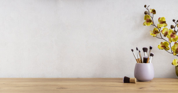紫色的写字台上摆满了专业画笔和装饰兰花花。空的空间图片下载