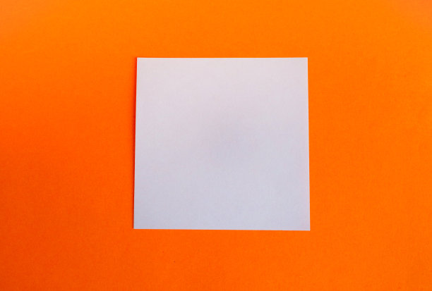 在明亮的橙色背景上，一个空白的白色方形构图。极简主义风格的副本空间和一个扁平的框架感恩节。抽象时尚几何布局空白布局图片下载