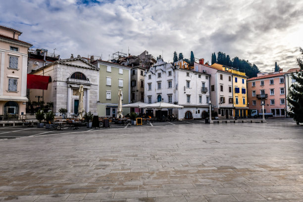 斯洛文尼亚皮兰的塔蒂尼广场附近的建筑图片下载