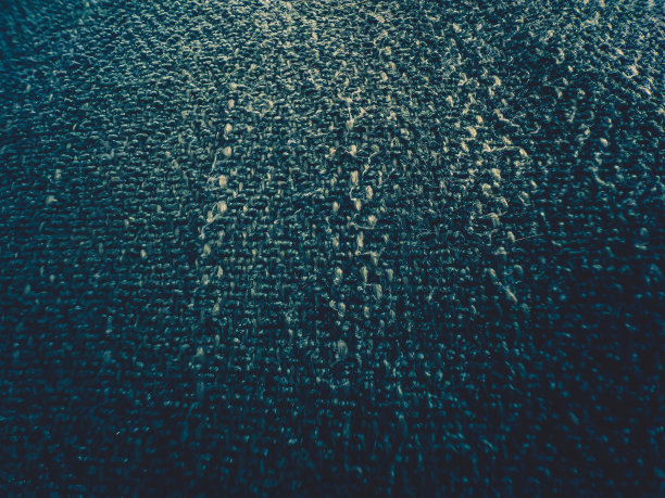 作为质地或背景的精细深色织物。图片下载