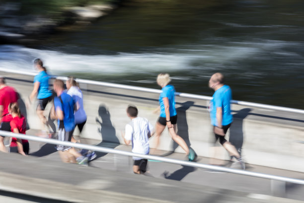 跑步者在桥上奔跑，高架视野图片下载