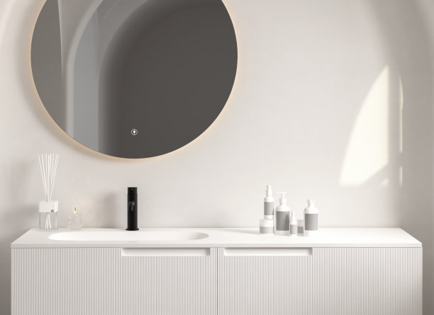 白色的墙壁上站着椭圆形的镜子靠近水池。图片下载