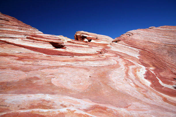 内华达沙漠火谷岩石上移动的形状和线条图片下载
