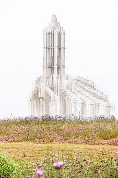 美丽独特的白色教堂栖息在山上图片下载