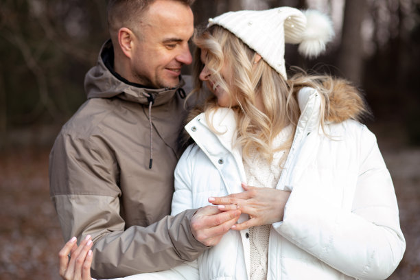 相爱的年轻夫妇。一个年轻人在街上向一个女孩求婚。情侣们互相拥抱。图片下载