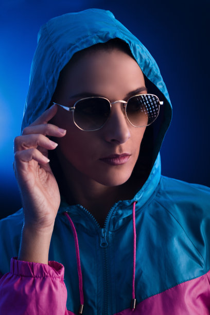 一个穿着连帽和太阳镜的女人的肖像。图片下载