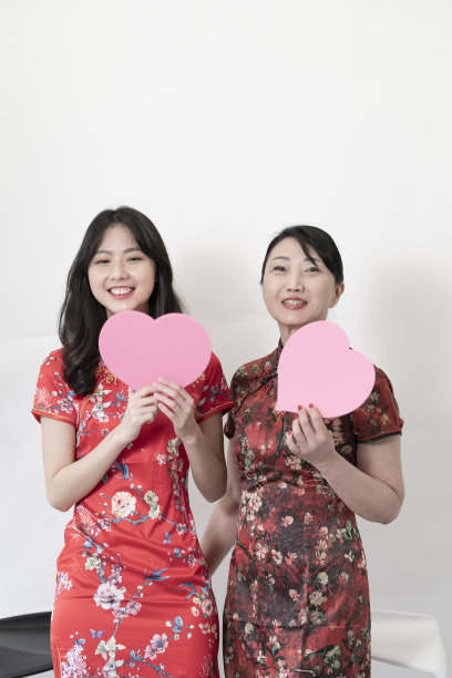 两位亚洲妇女，母亲和女儿，女儿送礼物给母亲庆祝母亲节图片下载