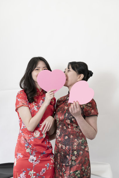 两位亚洲妇女，母亲和女儿，女儿送礼物给母亲庆祝母亲节图片下载