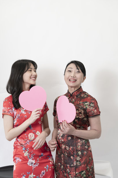 两位亚洲妇女，母亲和女儿，女儿送礼物给母亲庆祝母亲节图片下载