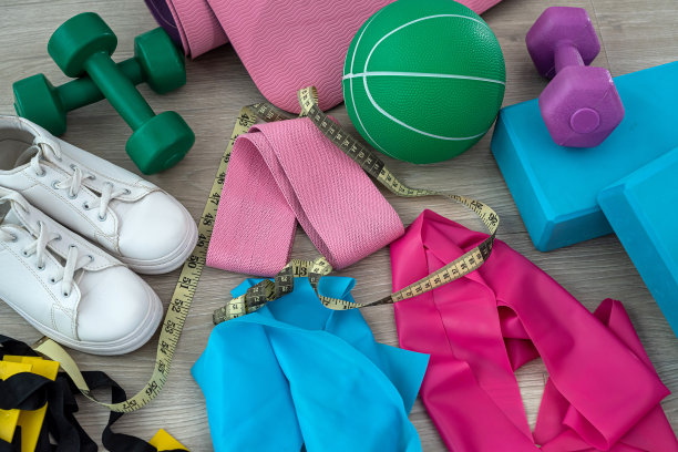 女孩在健身房里训练时，从包里抽出器械，以跳绳的形式顶着。图片下载