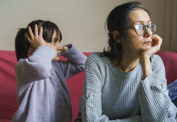 不开心的母亲与吵闹淘气的女儿有问题图片下载