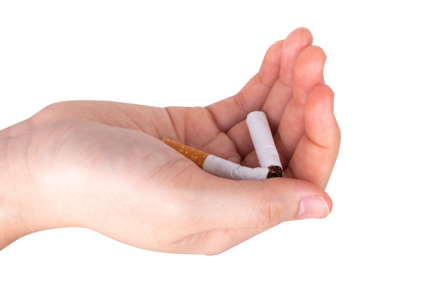 香烟女人的手孤立在白色的背景上图片下载