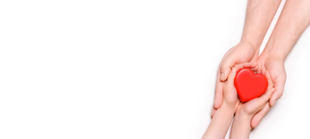男人把红心送给孩子当夫妻。医疗保健和医院医疗概念。捐赠的概念。情人节的象征。顶部视图与文本的空间。横幅图片下载