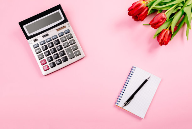 红色郁金香的花束，粉红色的纸背景，计算器，螺旋形笔记本和钢笔，是一个广告或博客可视化的模板，带有文本拷贝空间。业务的假期。证书图片下载
