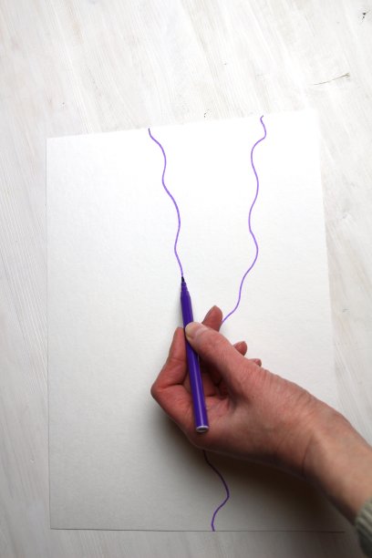用紫色记号笔和随意的波浪线在白纸上手绘图片下载