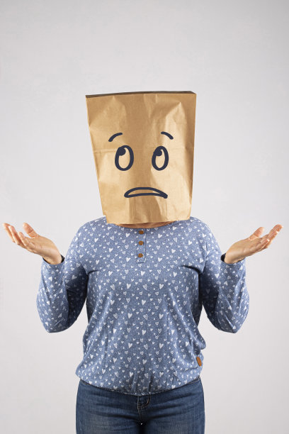 头上戴着纸袋的女人图片下载