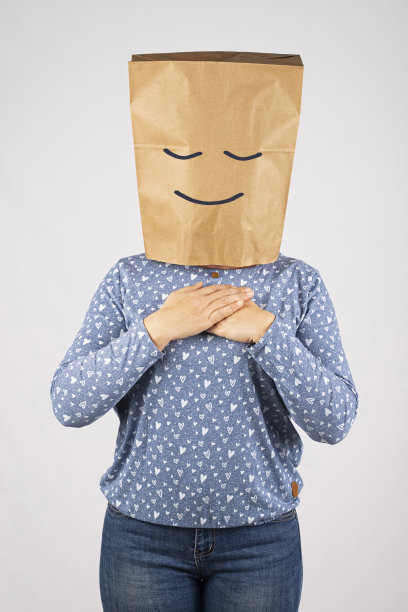 头上戴着纸袋的女人图片下载