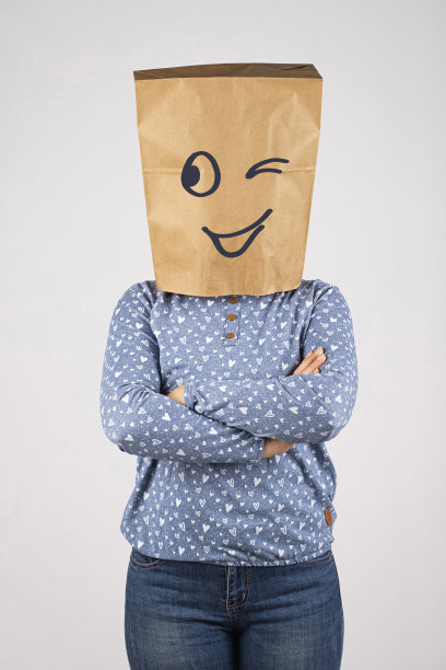 头上戴着纸袋的女人图片下载