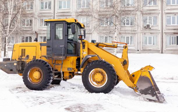 在冬季，清扫城市道路的积雪图片下载