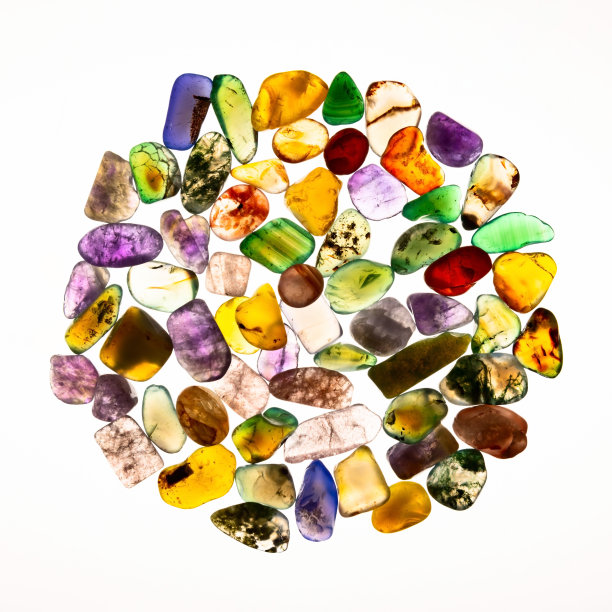 白色背景上的小抛光半宝石透明宝石的组合图片下载