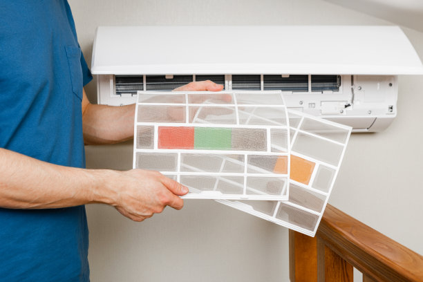 清洁室内空调的男技术员图片下载