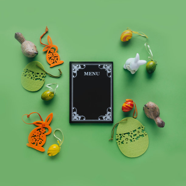 黑色菜单黑板与复活节项目在绿色背景。时令食品，餐厅和咖啡厅的复活节特色菜。图片下载