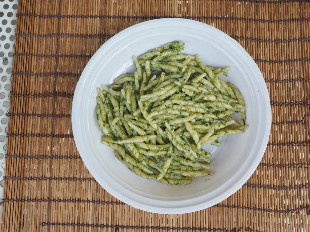 意大利香蒜酱:手工制作的罗勒酱意大利面图片下载