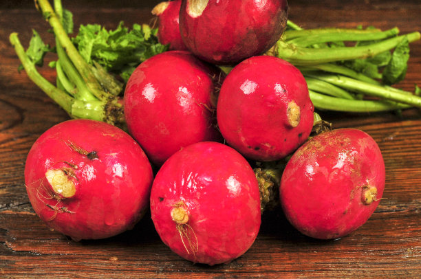 旧木桌上放着新鲜的有机萝卜图片下载