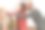 两名西班牙裔企业员工微笑着在办公室的软木板上写着提醒。图片下载
