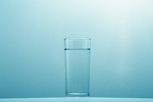 在白色的背景上放一杯干净的饮用水图片下载