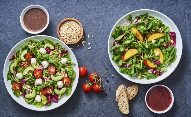 地下石头碗里的沙拉。图片下载