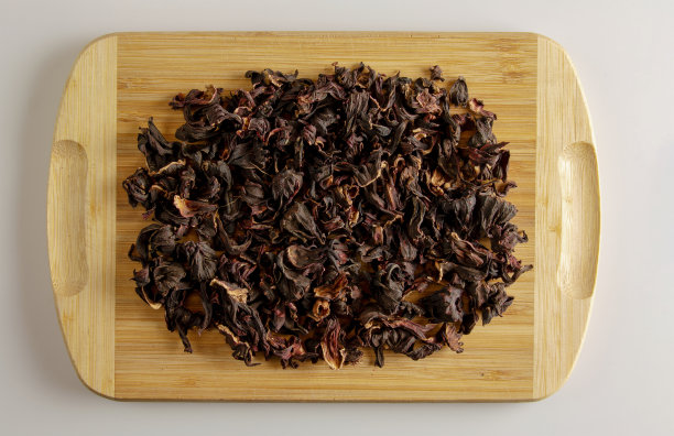 用干石榴花制成的茶。增加免疫力。木板上的香茶背景图片下载