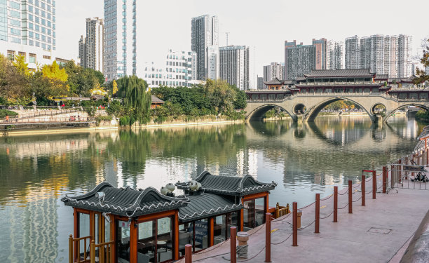 锦江游船在安顺桥旁，成都著名景点图片下载