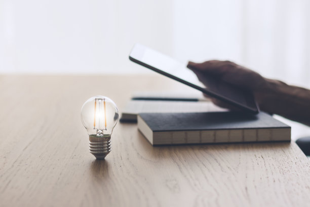 使用平板电脑工作或学习。商业与教育理念图片下载