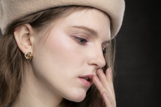 女孩侧面特写的脸图片下载