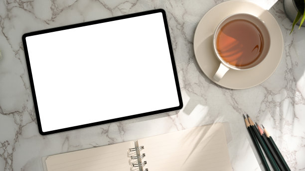 现代工作空间与平板触摸板模型大理石背景。图片下载