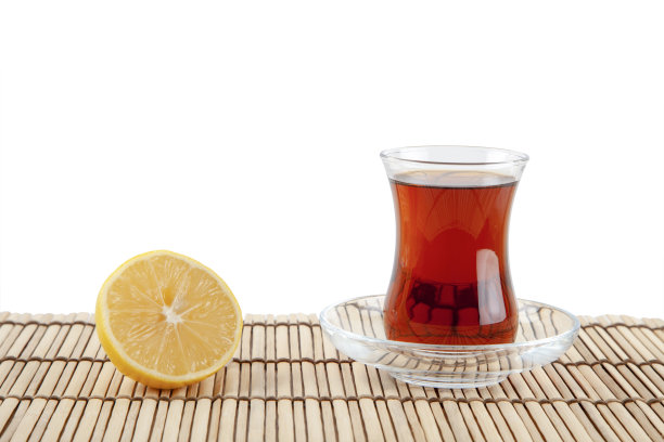 一杯土耳其茶和柠檬在木制背景图片下载