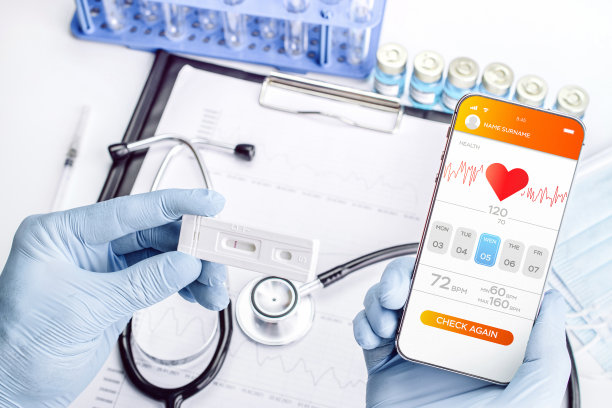 医生在线医疗应用。医生手持数字智能手机。手机屏幕上的医疗保健应用程序。移动医疗，在线医生。图片下载