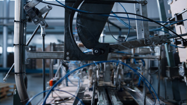 工厂包装纸板机生产的商品在现代制造特写图片下载