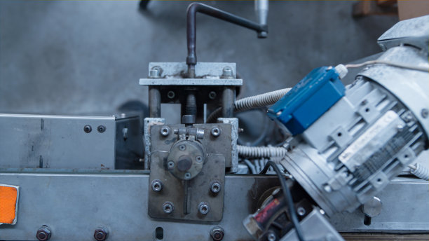 近距离的工厂输送机在技术仓库设施的线带图片下载