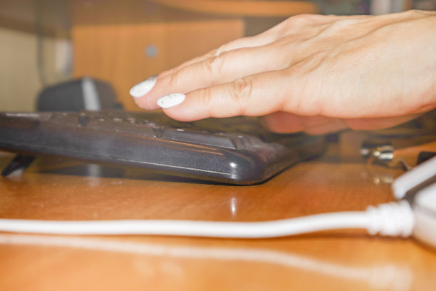 成年女性的手在晚上工作，在键盘上打字。现代概念的在家工作，模糊的黑暗背景。特写,有选择性的重点图片下载