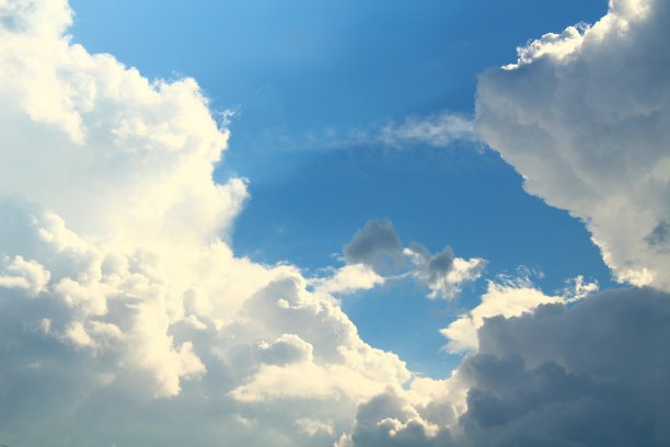 美丽的蓝天和白色的大积云。背景。景观。图片下载
