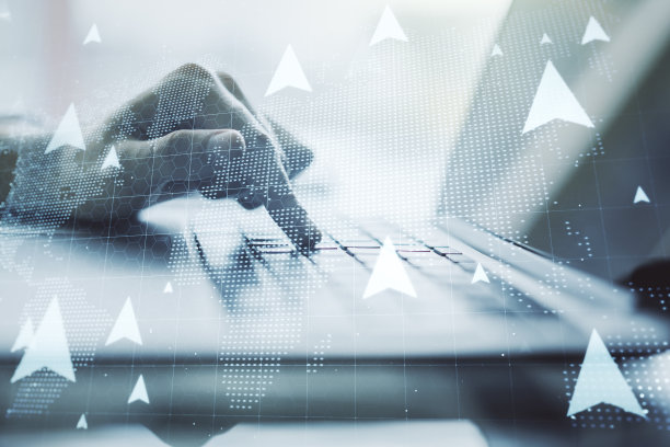 创意概念的地理位置地图和手打字在笔记本电脑的背景。GPS跟踪和导航概念。Multiexposure图片下载