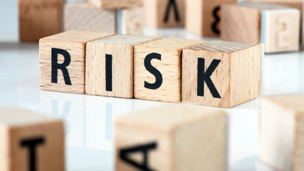 由木制字母排列的单词风险。图片下载