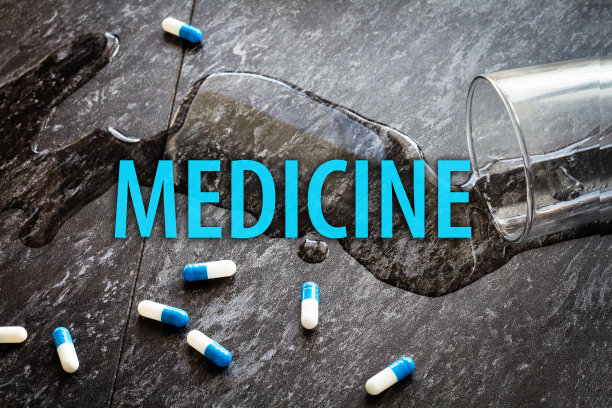 碑文在药片和一杯水的背景上。图片下载