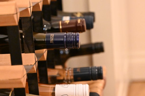 从角度看，一个矩形的酒架，拿着混合的酒瓶渐入背景图片下载